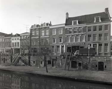 67627 Gezicht op de voorgevels van de huizen Oudegracht 279-293 te Utrecht; gezien vanaf de Smeebrug naar het zuiden ...